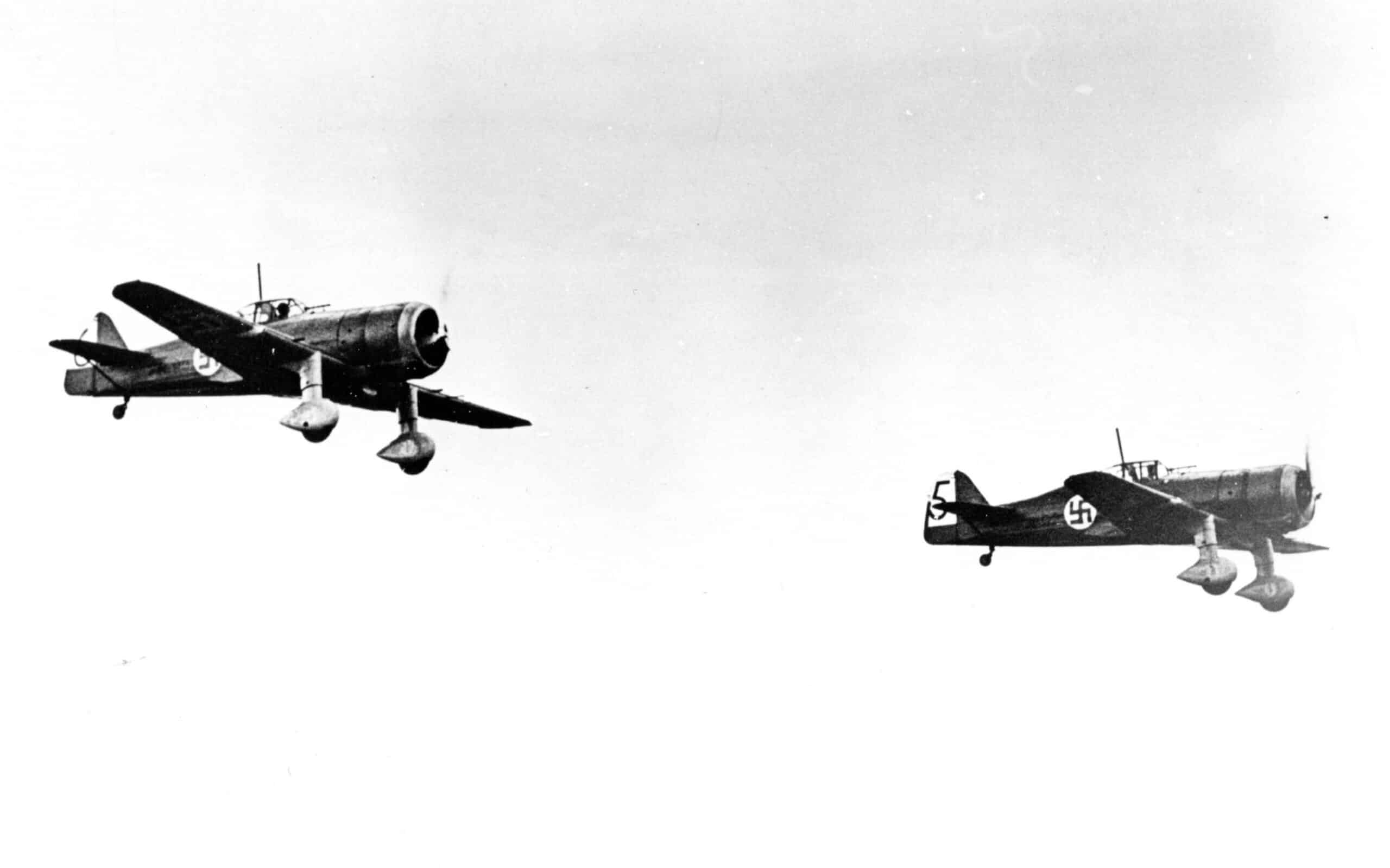 Mustavalkoinen vanha kuva, jossa kaksi Fokker-konetta lentää vierekkäin.
