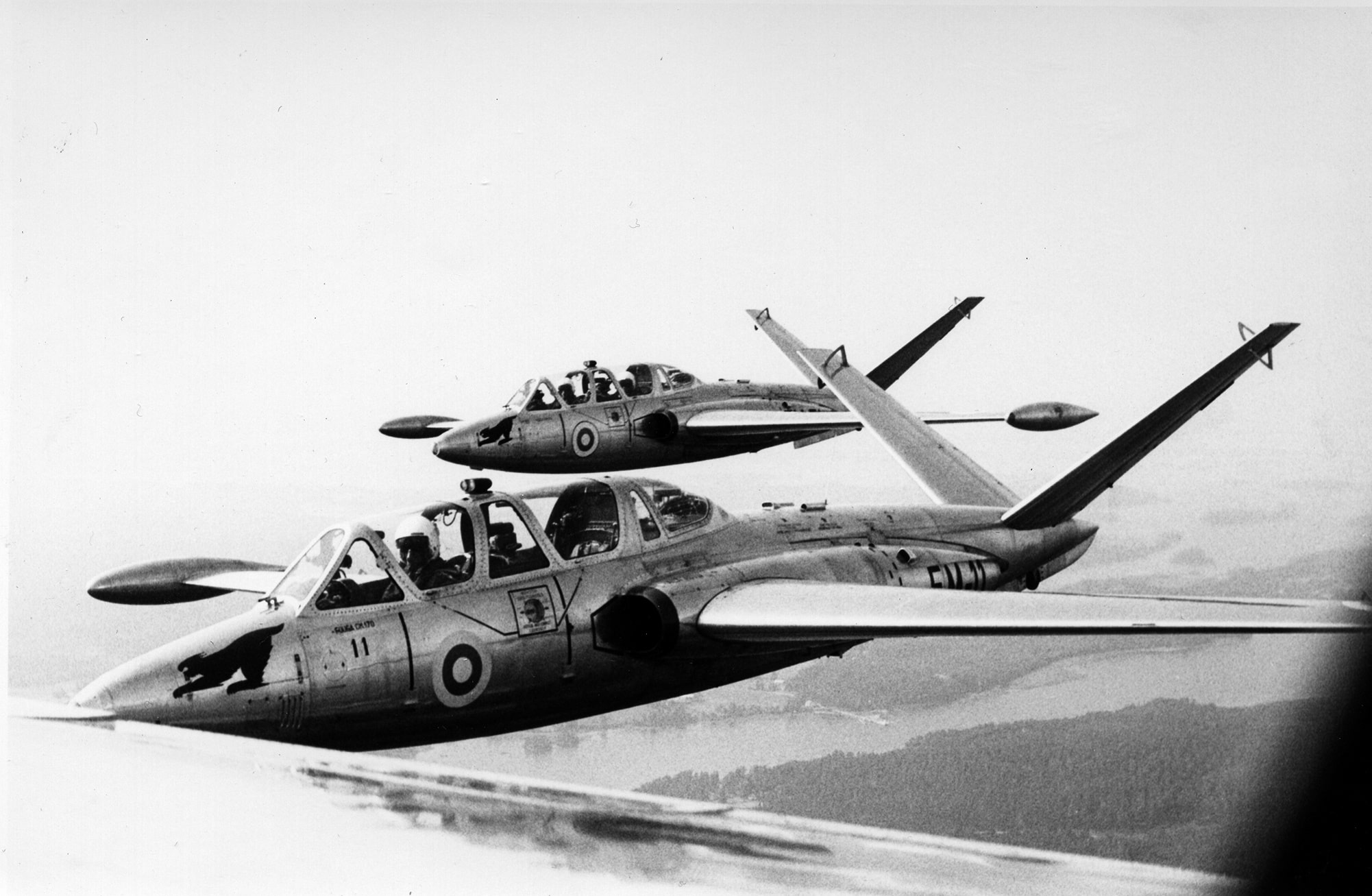 Kuvassa kaksi Fouga Magister -suihkuharjoituskonetta lentää rinnakkain.