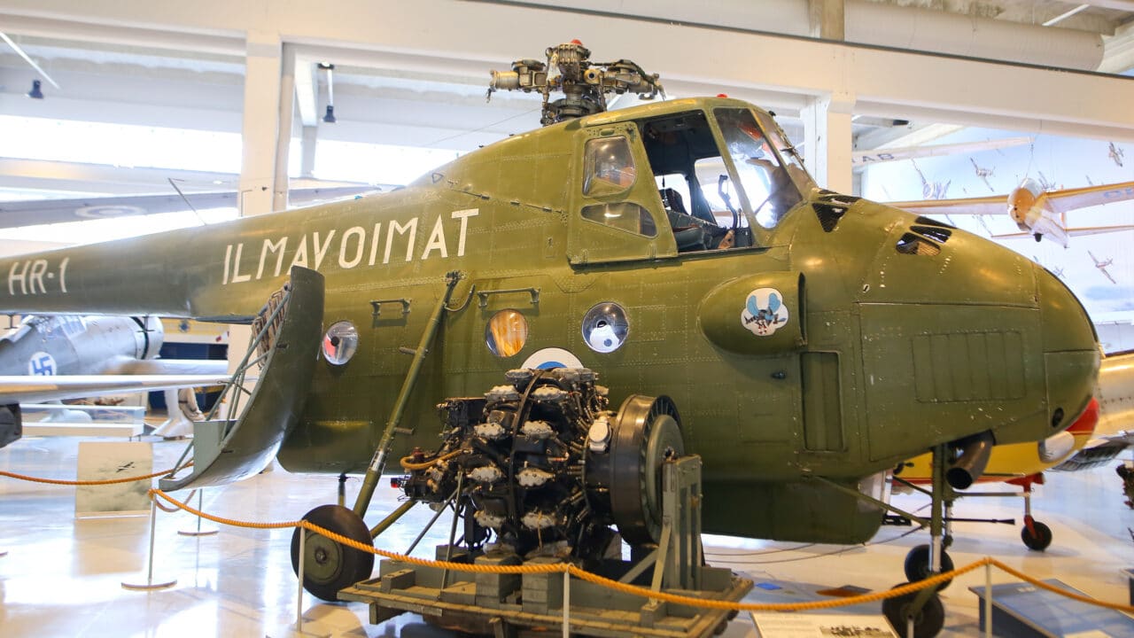 Mil Mi-4 -helikopteri näyttelyhallissa. Rungon kyljessä on teksti Ilmavoimat.