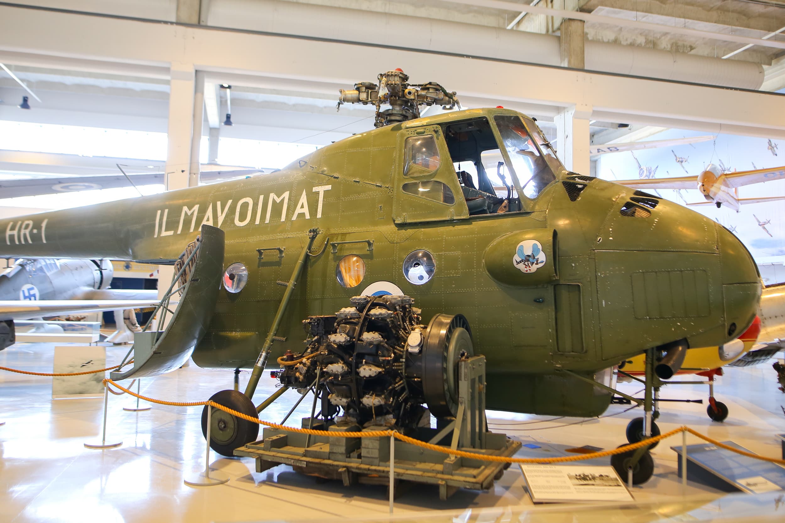 Mil Mi-4 -helikopteri näyttelyhallissa. Rungon kyljessä on teksti Ilmavoimat.