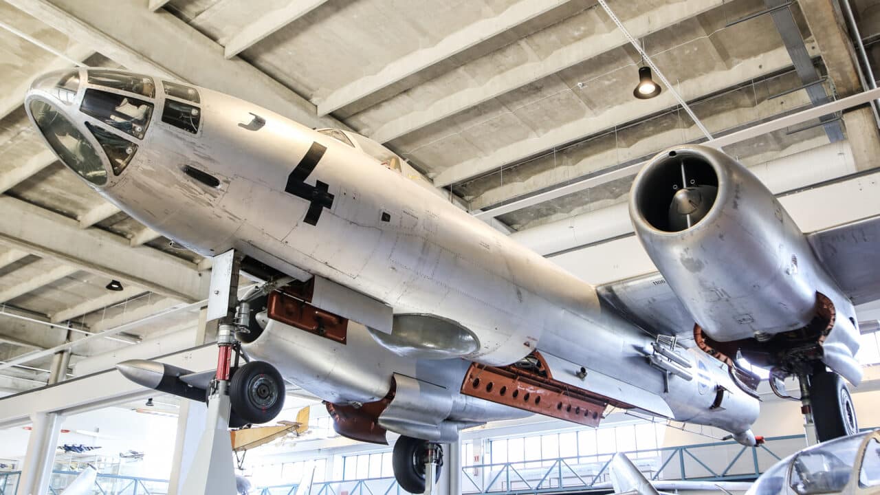 Hopeanharmaa Iljushin IL-28 -kone on näyttelyssä nostettu pilareiden päälle sen suuren koon vuoksi.