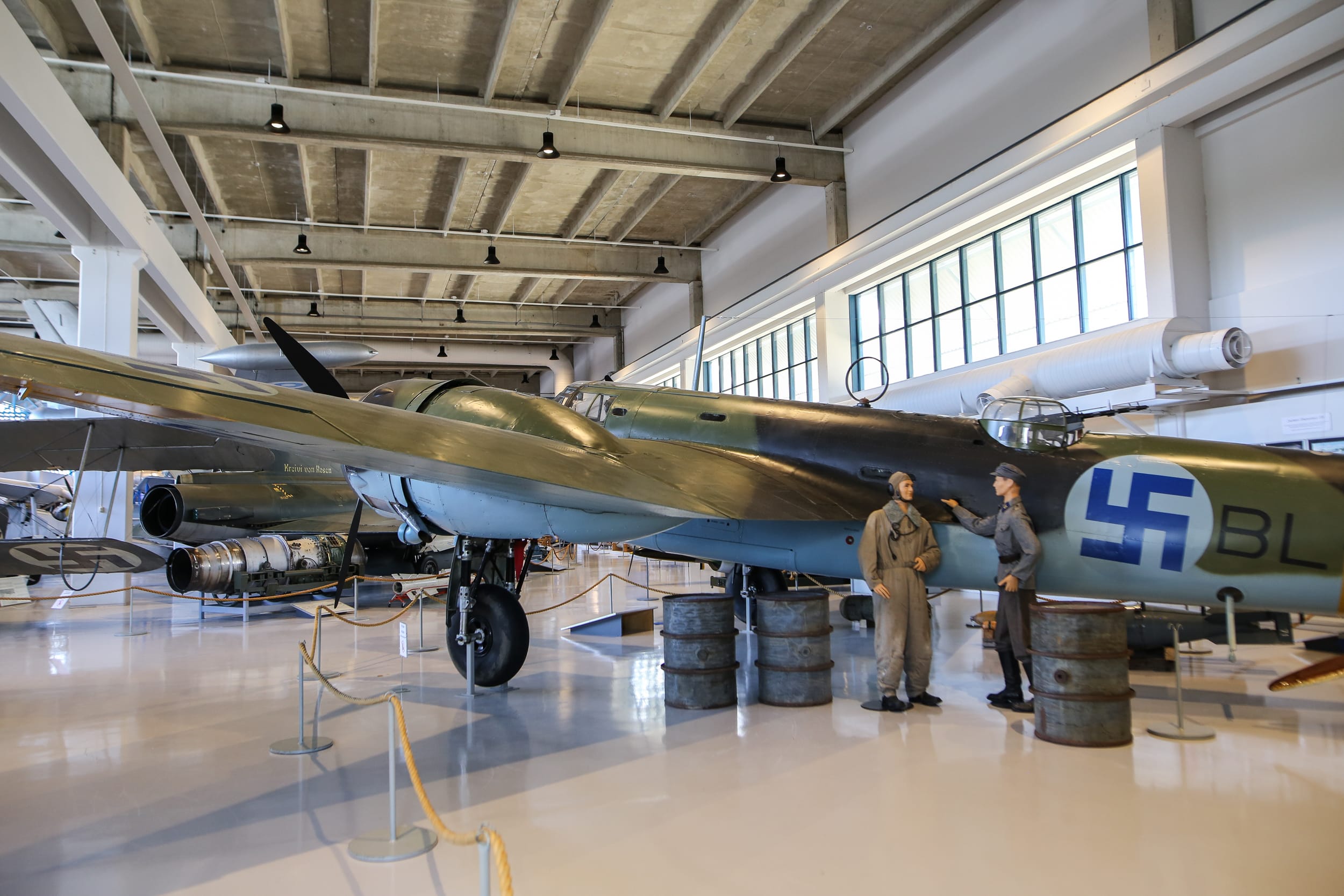 Bristol Blenheim -pommikone näyttelyssä. Koneen vierellä on kaksi mallinukkea, toinen on lentäjä ja toinen mekaanikko.