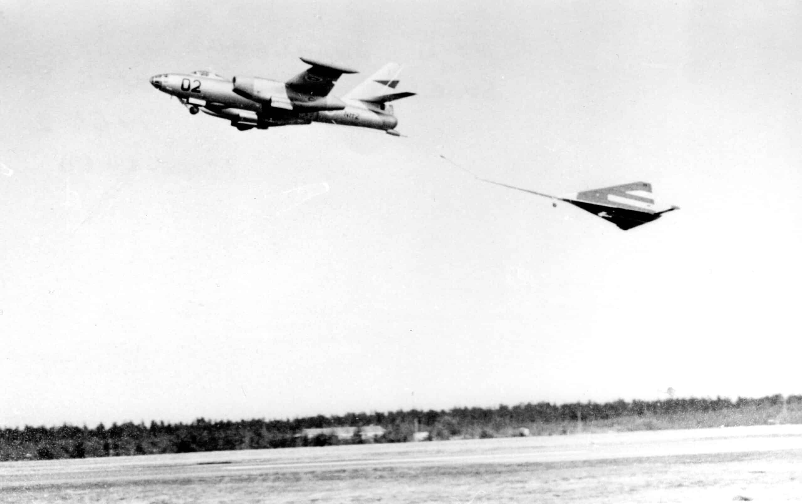 Il-28 hinaa maalipussia ilmassa. Kuva on otettu Oulunsalossa 1960-luvulla.