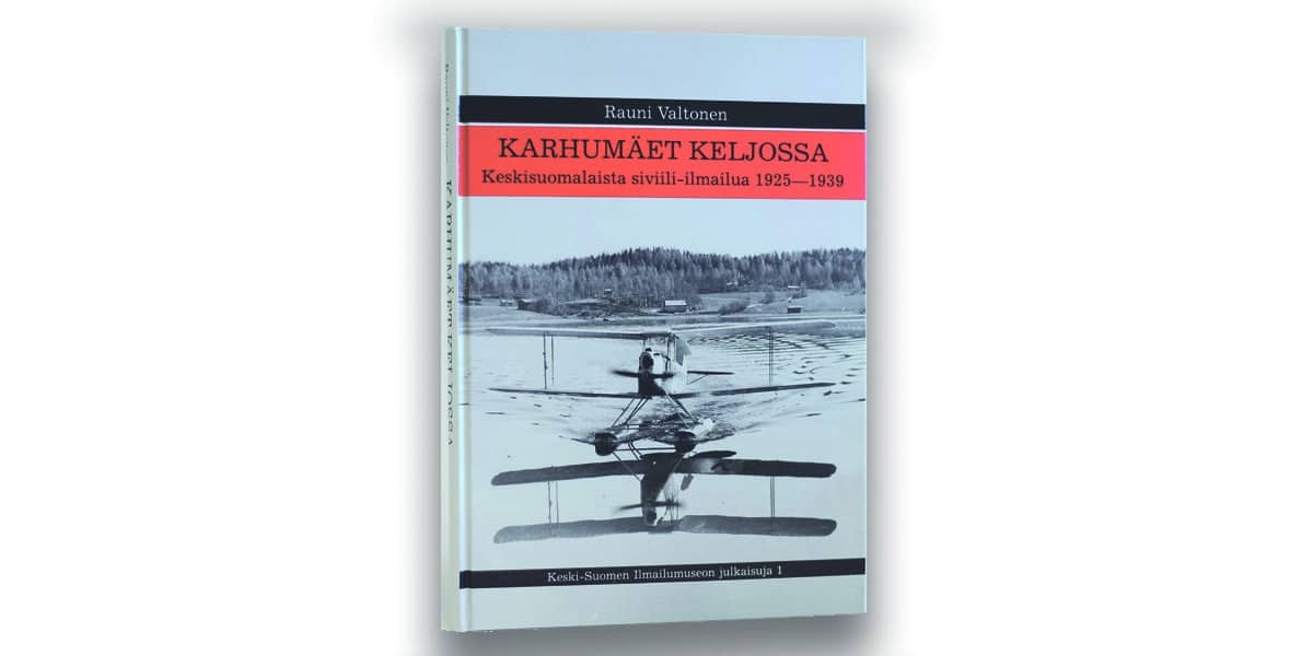 Karhumäet Keljossa -kirjan kansikuva, jossa lentokone on laskeutunut järven tyynelle pinnalle.