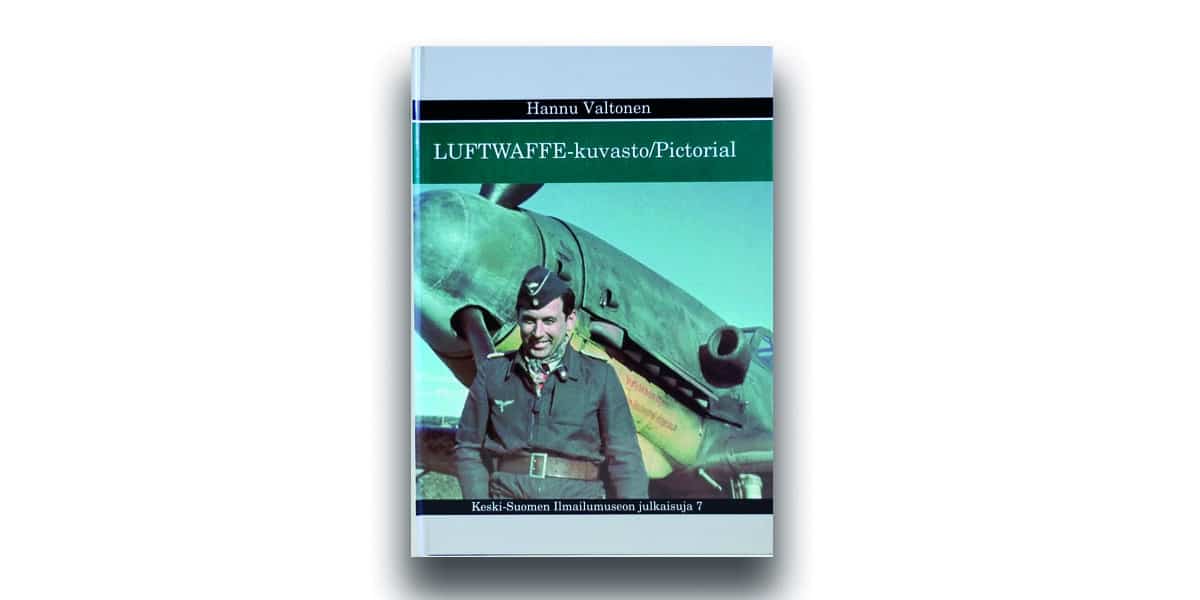 Luftwaffe-kuvasto-kirjan kansikuva, jossa saksalainen sotilas virnistää hävittäjänsä edessä.