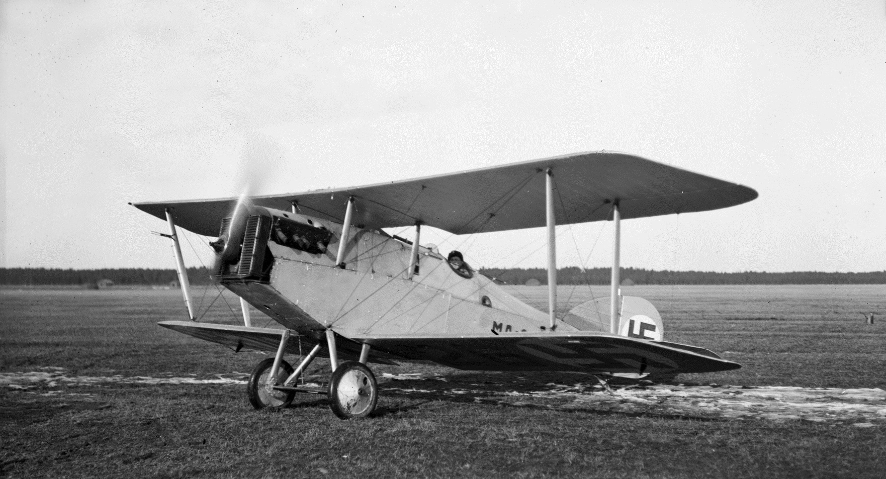 Vanha kuva Martinsyde-lentokoneesta nurmikentällä.