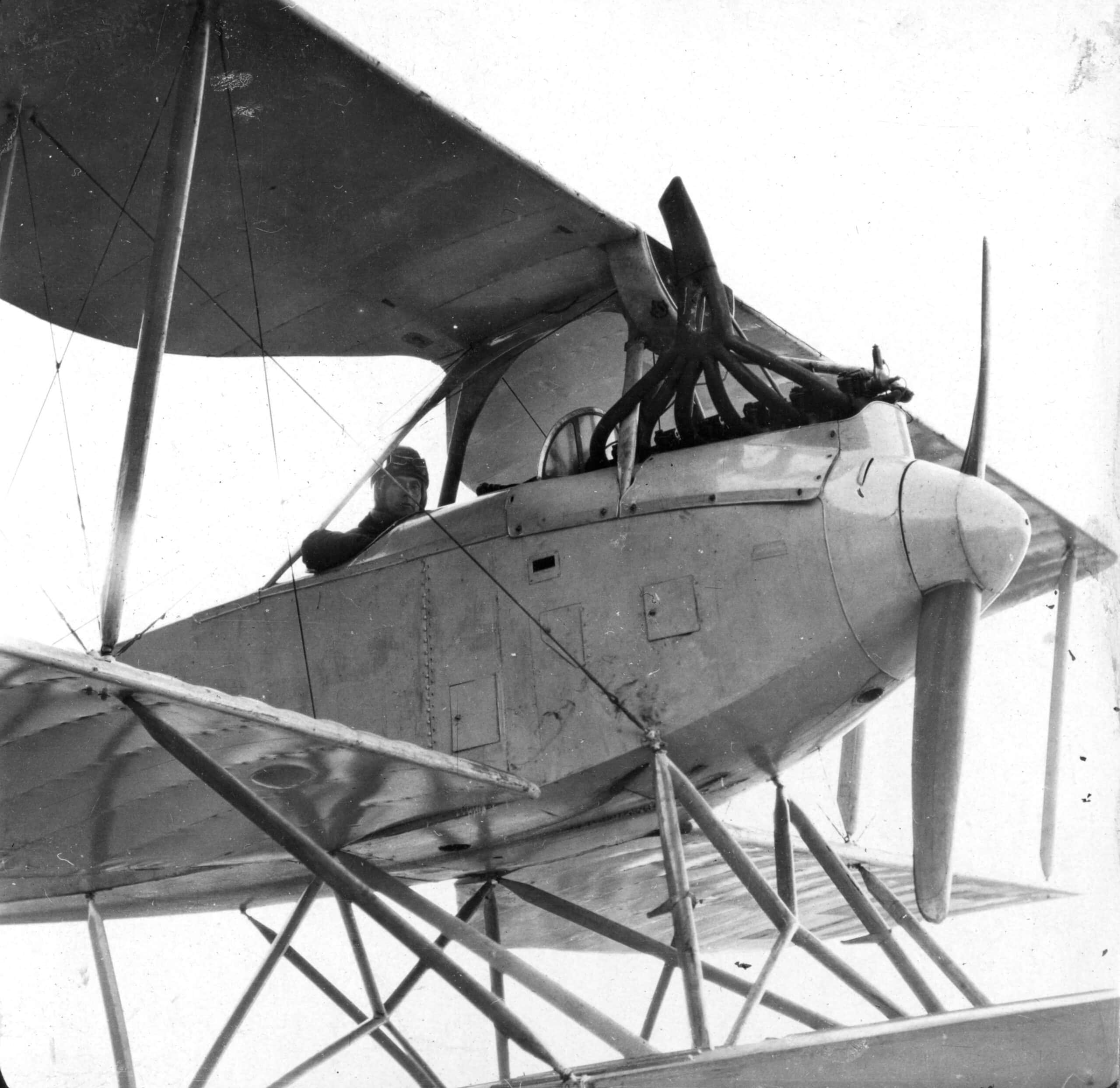 Mies istuu lentokoneen ohjaamossa vuonna 1919.