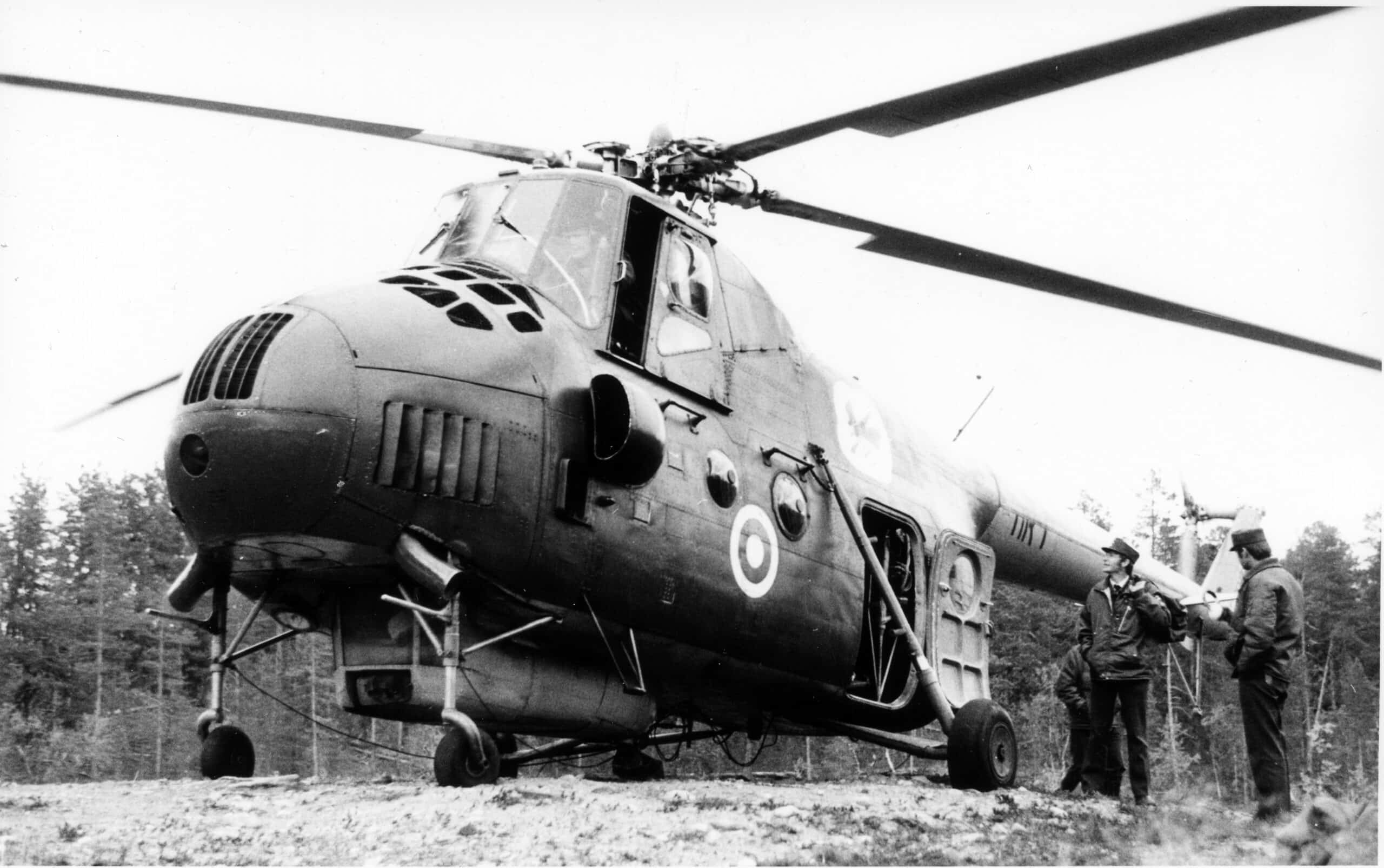 Mil Mi-4-helikopteri nousemassa ilmaan Lemmenjoella vuonna 1973.