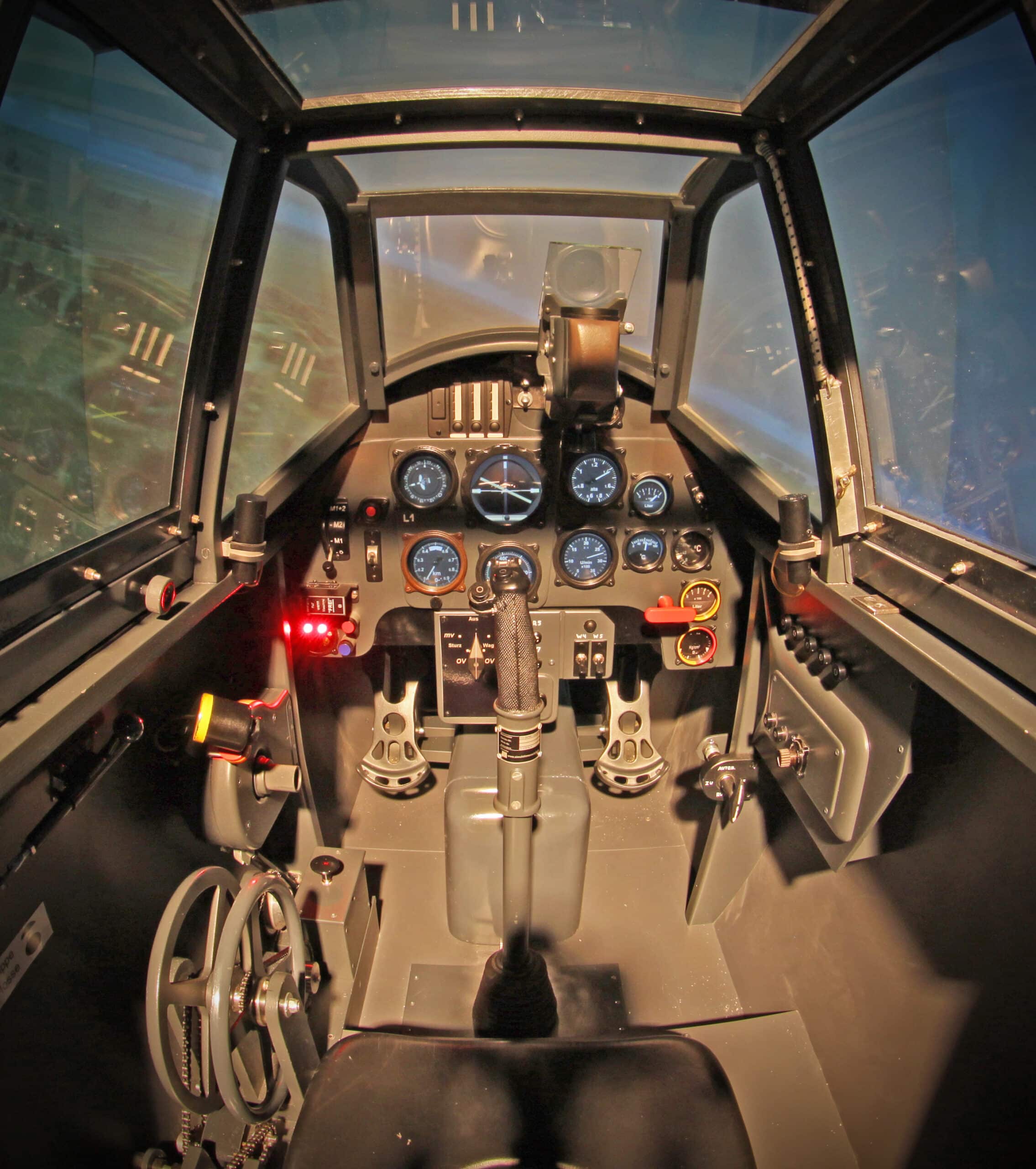 Simulaattorin ohjaamon mittaritaulu ja ohjauslaitteet.