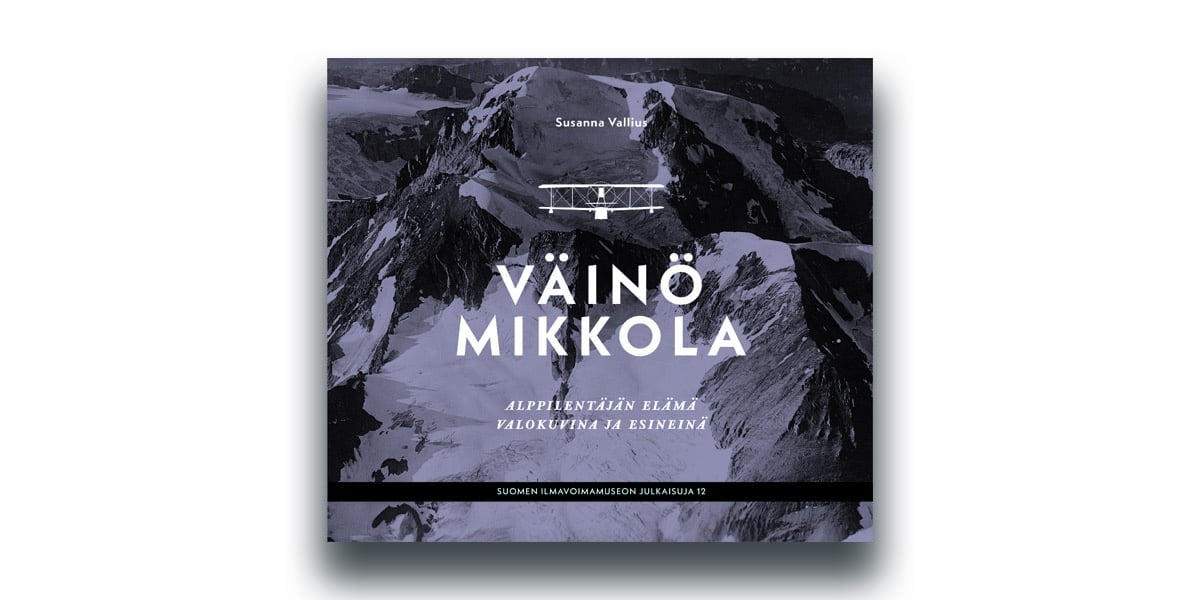 Väinö Mikkola -kirjan kannessa on kuva alppimaisemasta, jonne Mikkola teki pakkolaskun ja menehtyi.