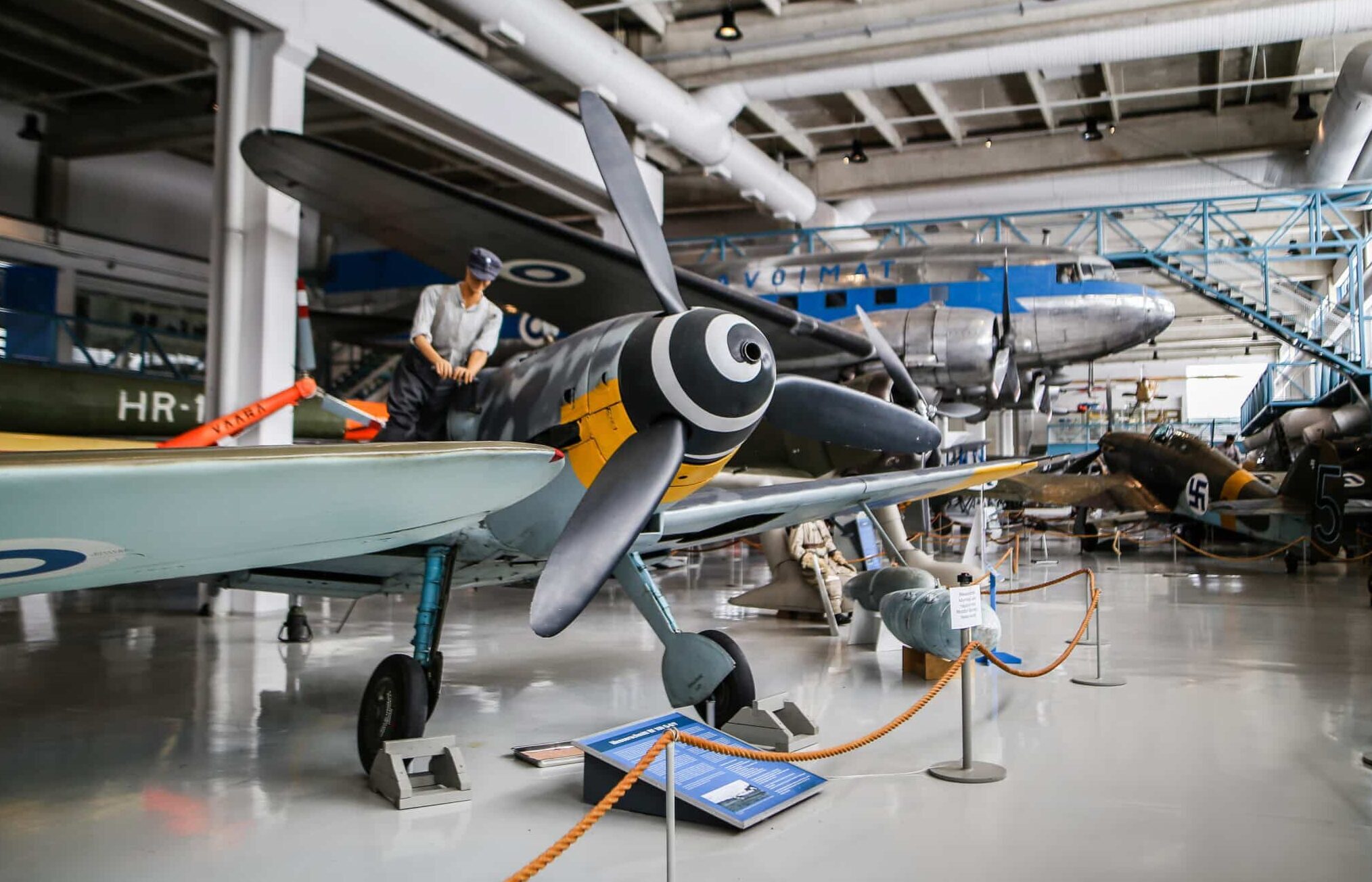 Näkymä näyttelyhallista, etualalla Messerschmitt-hävittäjä.