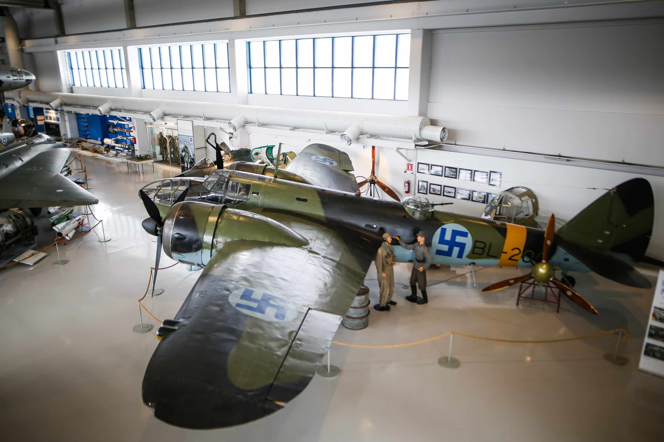 Bristol Blenheim -pommikone näyttelyhallissa. Vieressä mekaanikkonukke ja konekivääriampujanukke.