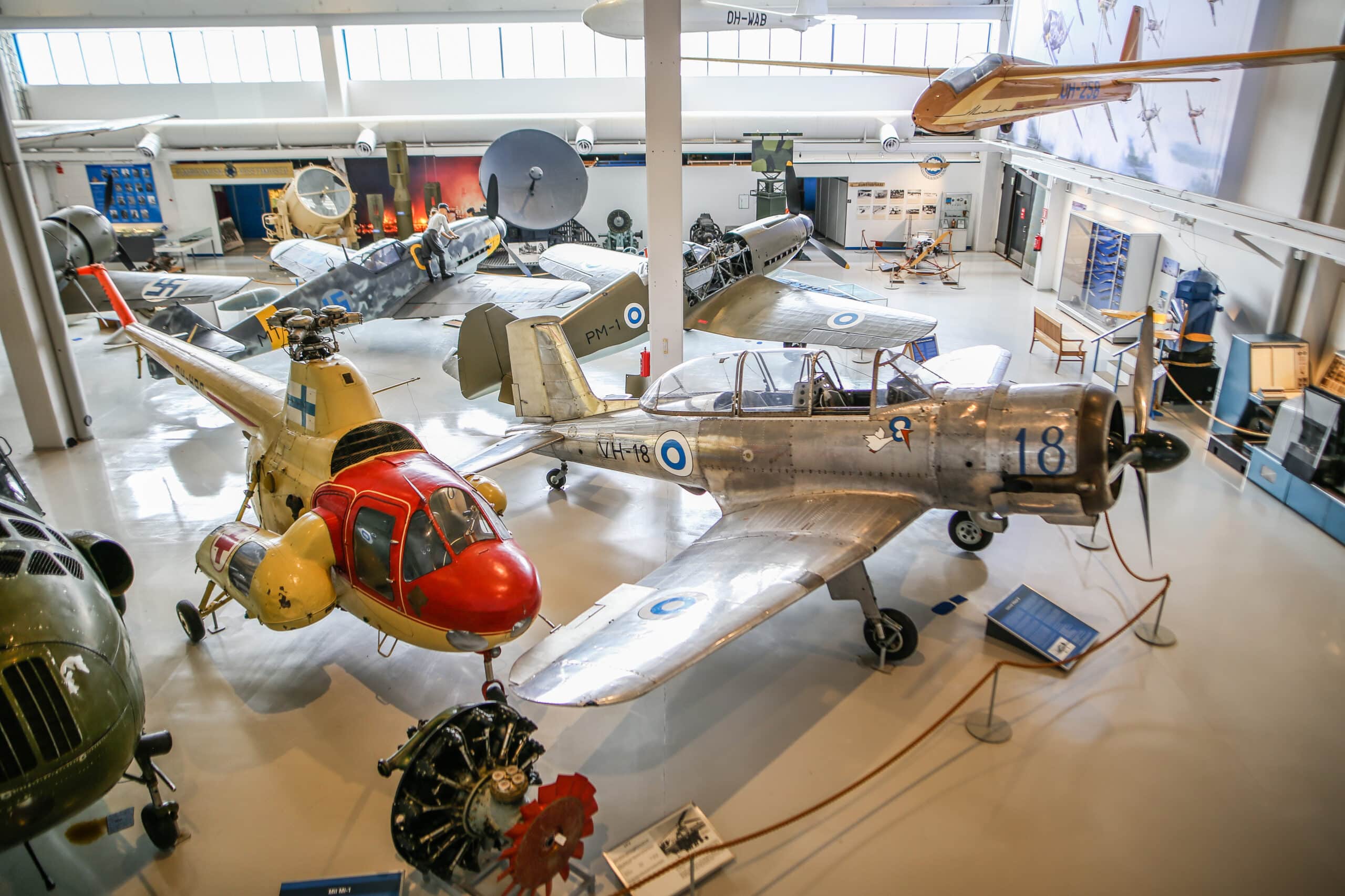 Yleisnäkymä näyttelystä, etualalla Mil Mi-1-kopteri ja Vihuri-lentokone.